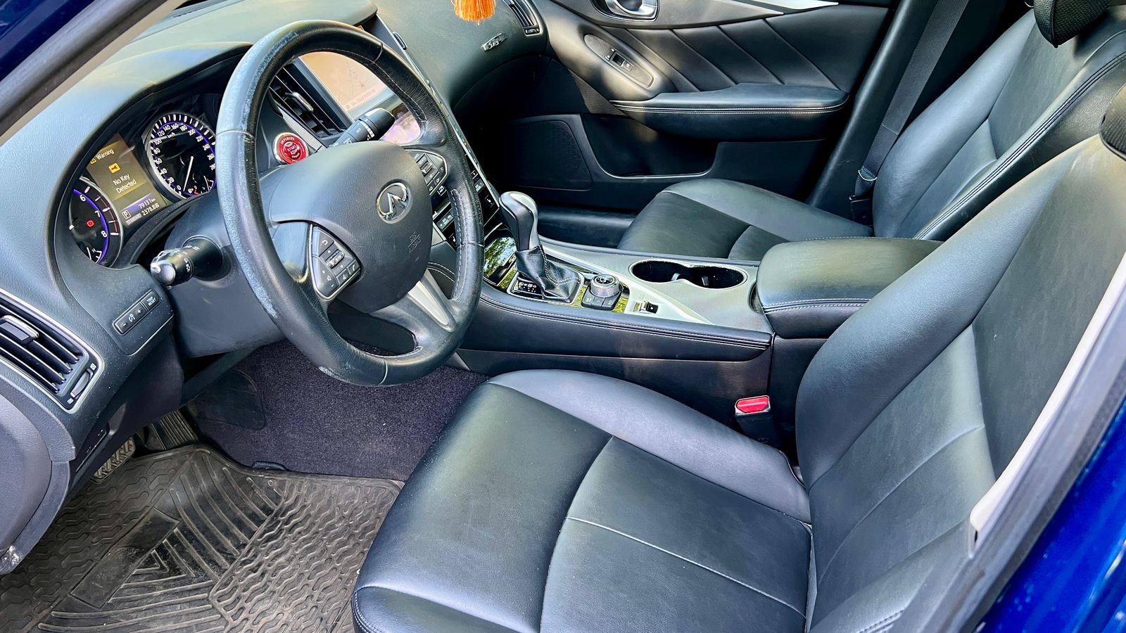 Infiniti Q50 — foto 23 de 26
