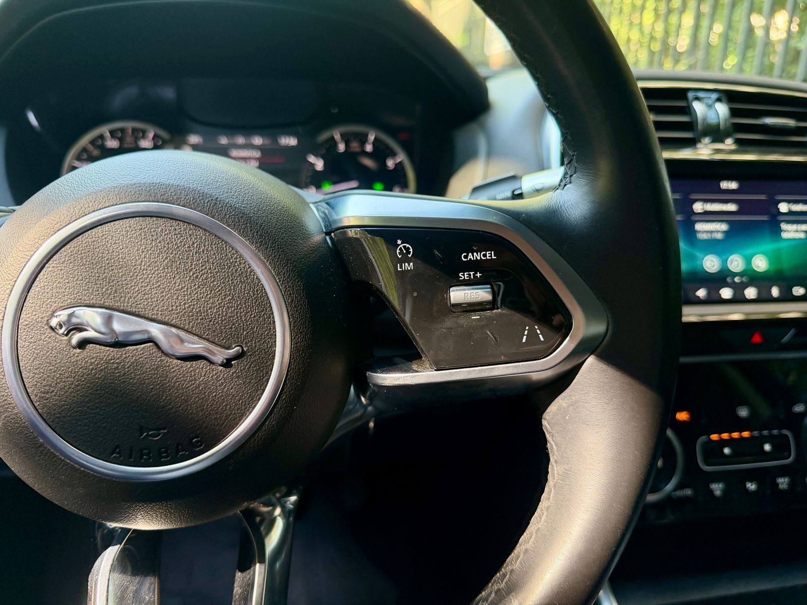Jaguar Xe P250 — foto 21 de 31