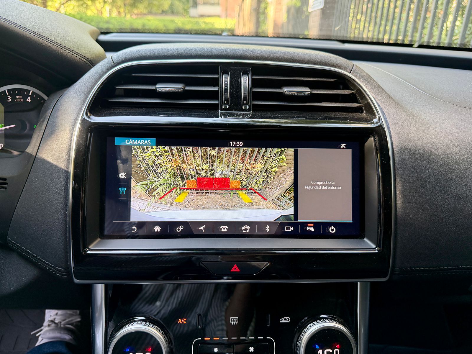 Jaguar Xe P250 — foto 25 de 31