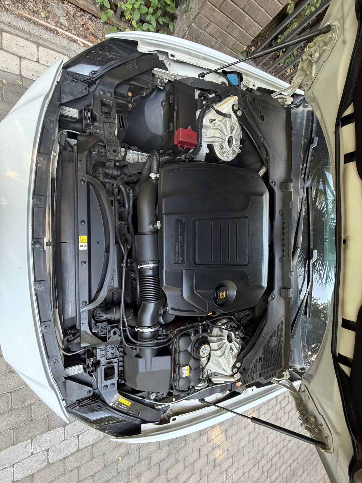 Jaguar Xe P250 — foto 30 de 31
