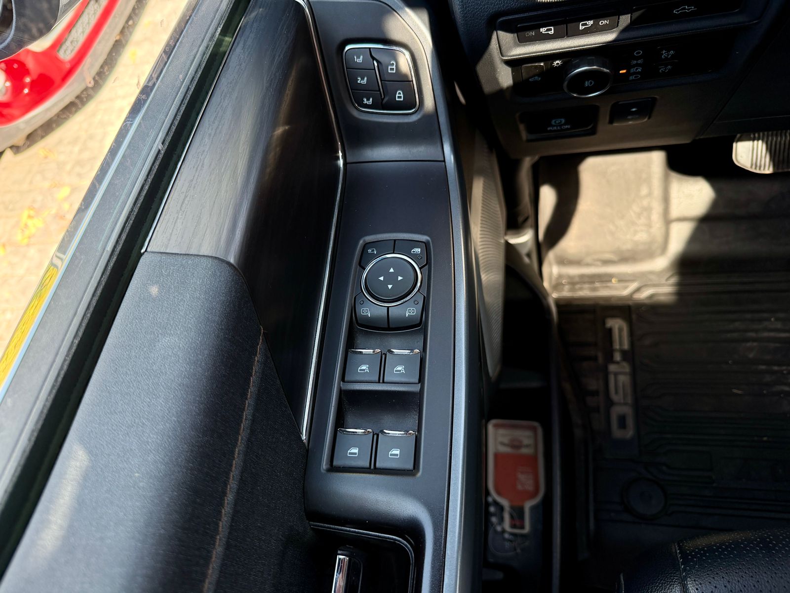 Ford F150 Lariat — foto 23 de 36