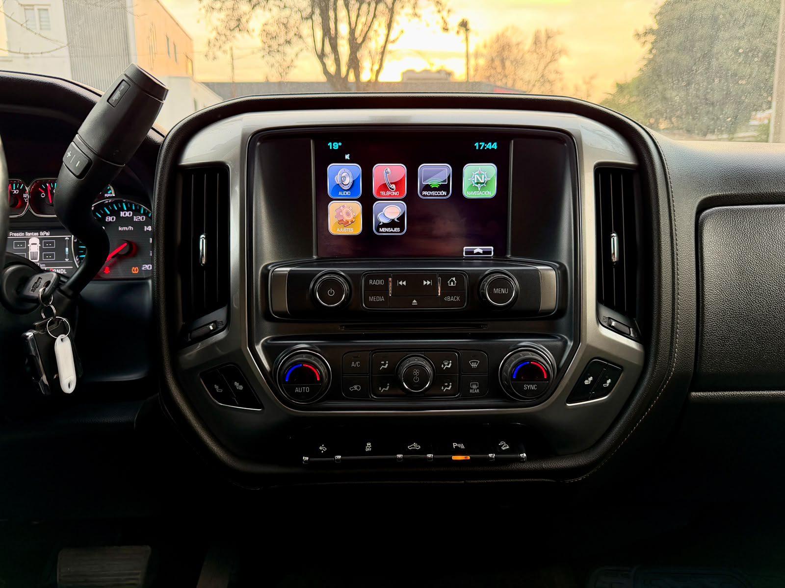 Chevrolet Silverado — foto 13 de 26