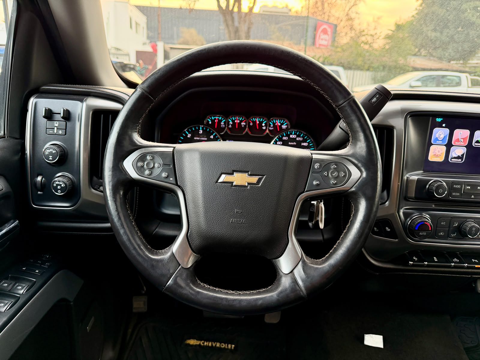 Chevrolet Silverado — foto 17 de 26