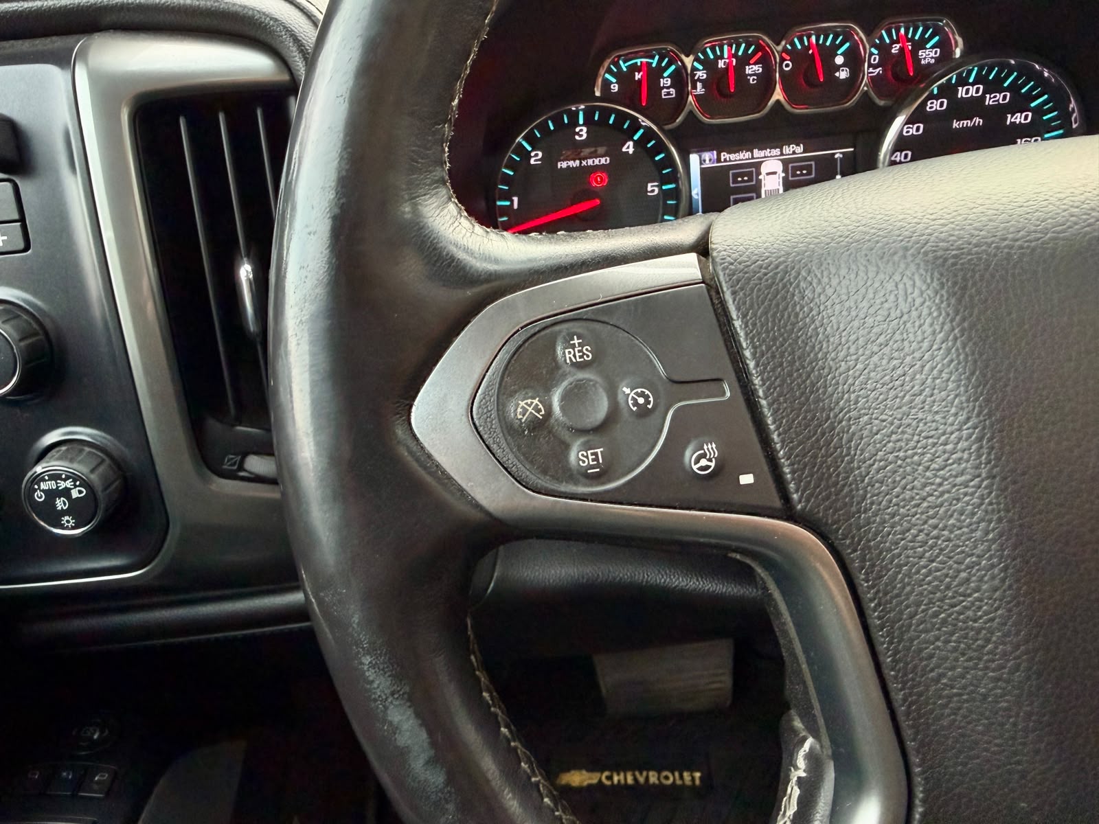Chevrolet Silverado — foto 18 de 26