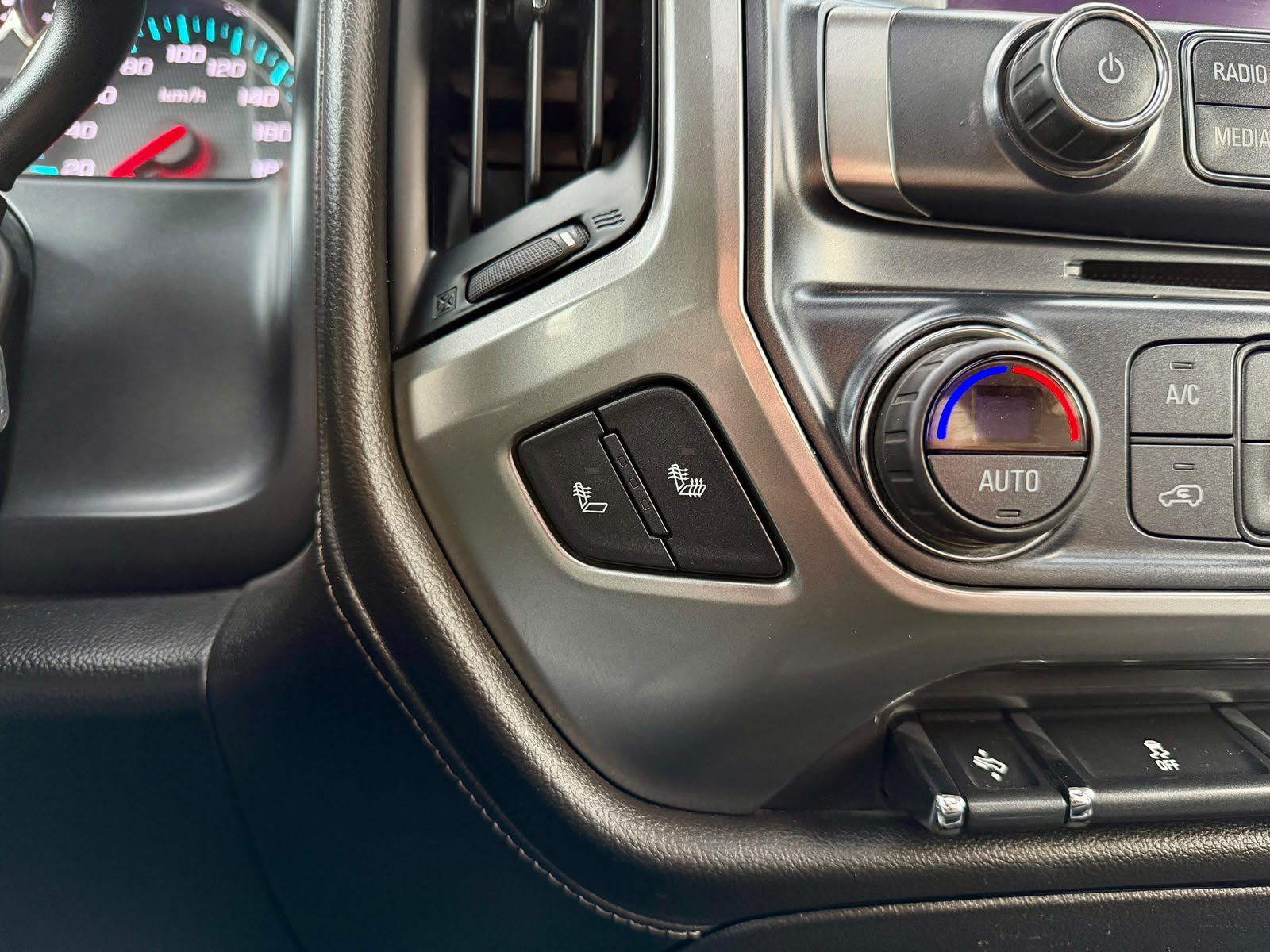 Chevrolet Silverado — foto 20 de 26