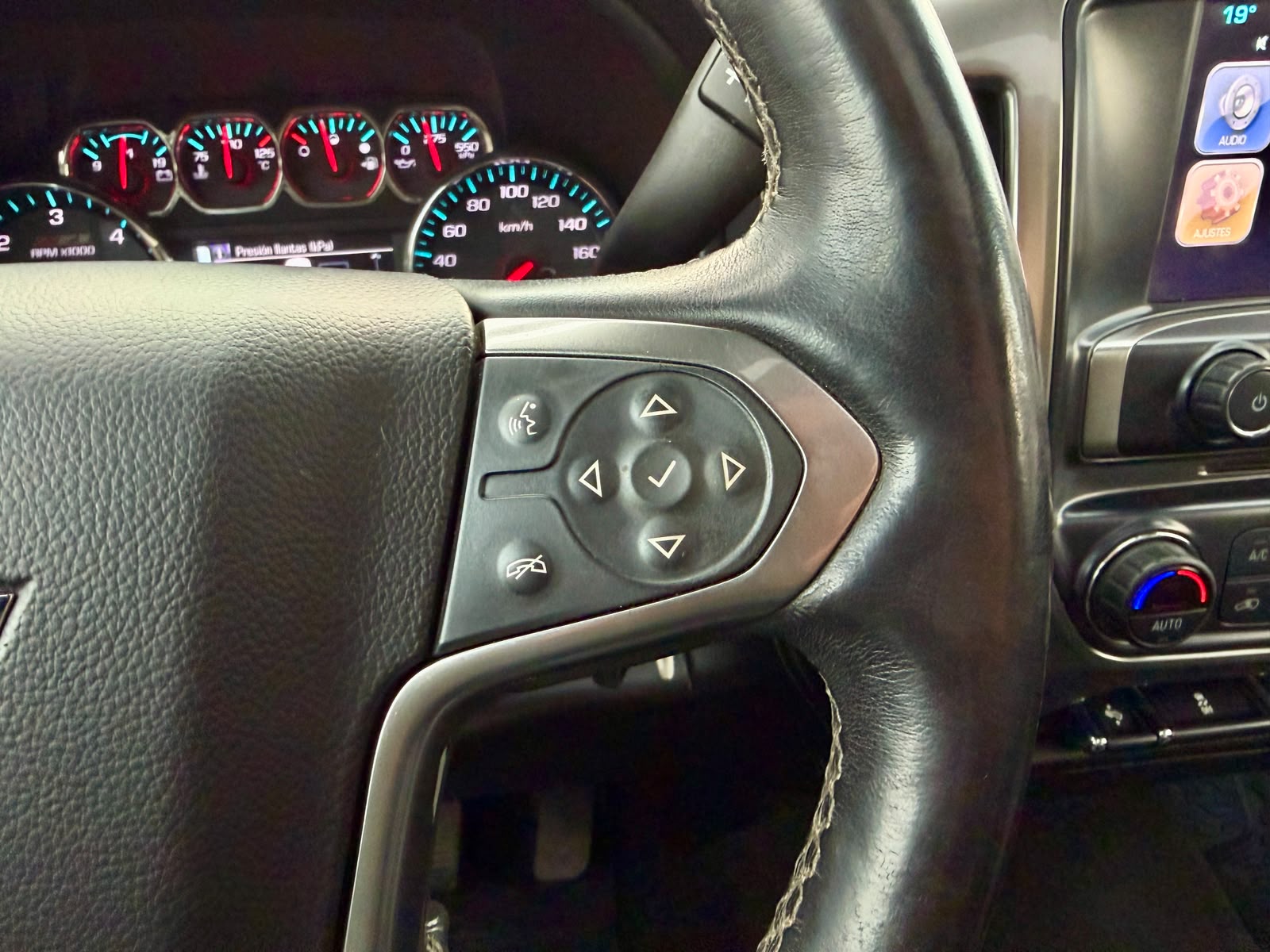 Chevrolet Silverado — foto 19 de 26