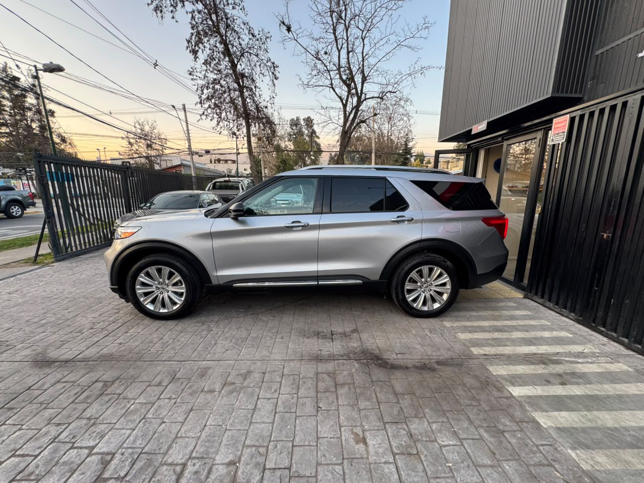 Ford Explorer — foto 8 de 27