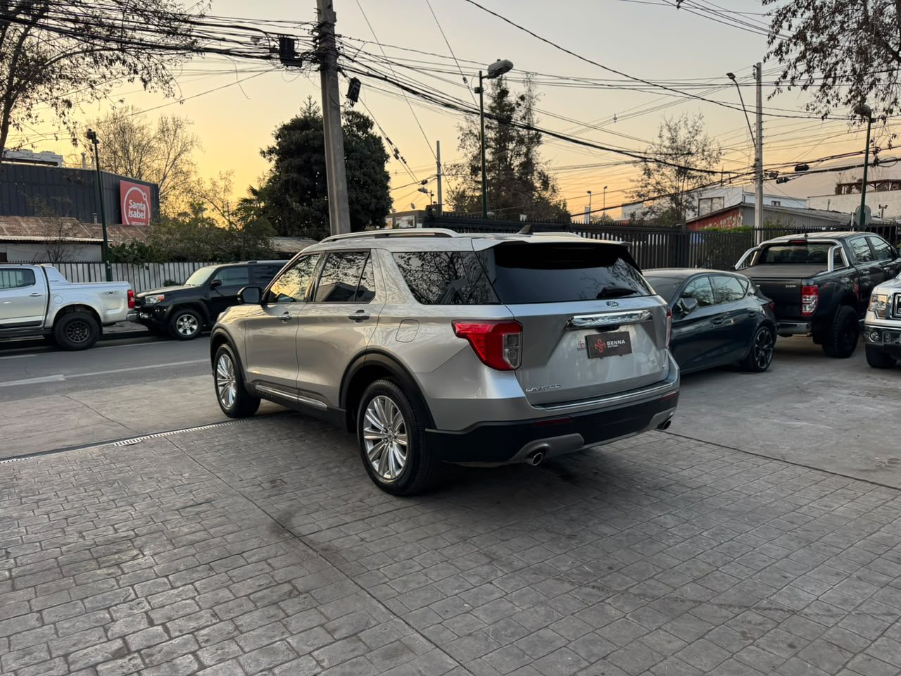Ford Explorer — foto 7 de 27