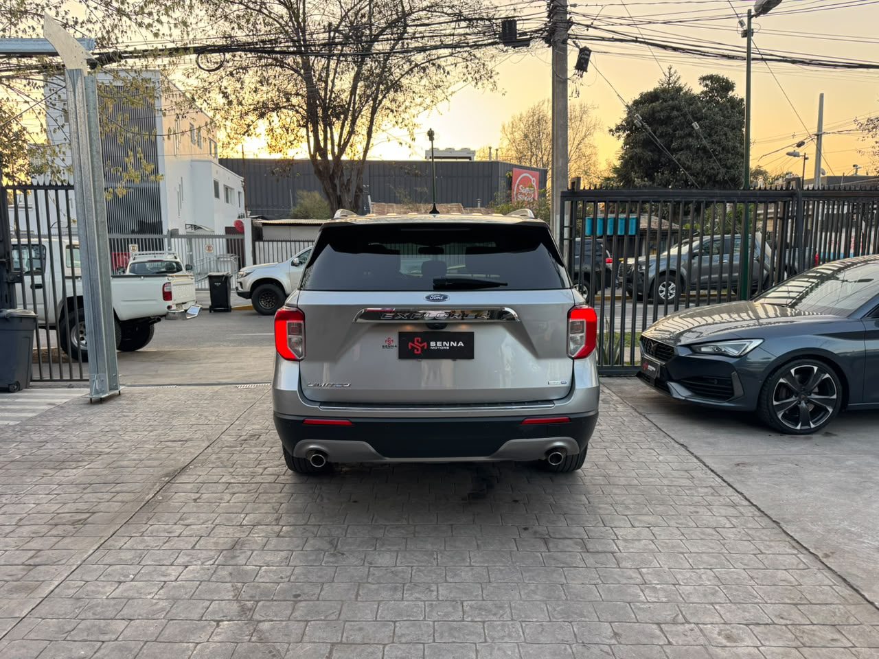 Ford Explorer — foto 6 de 27