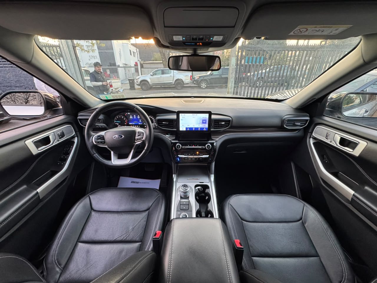 Ford Explorer — foto 11 de 27