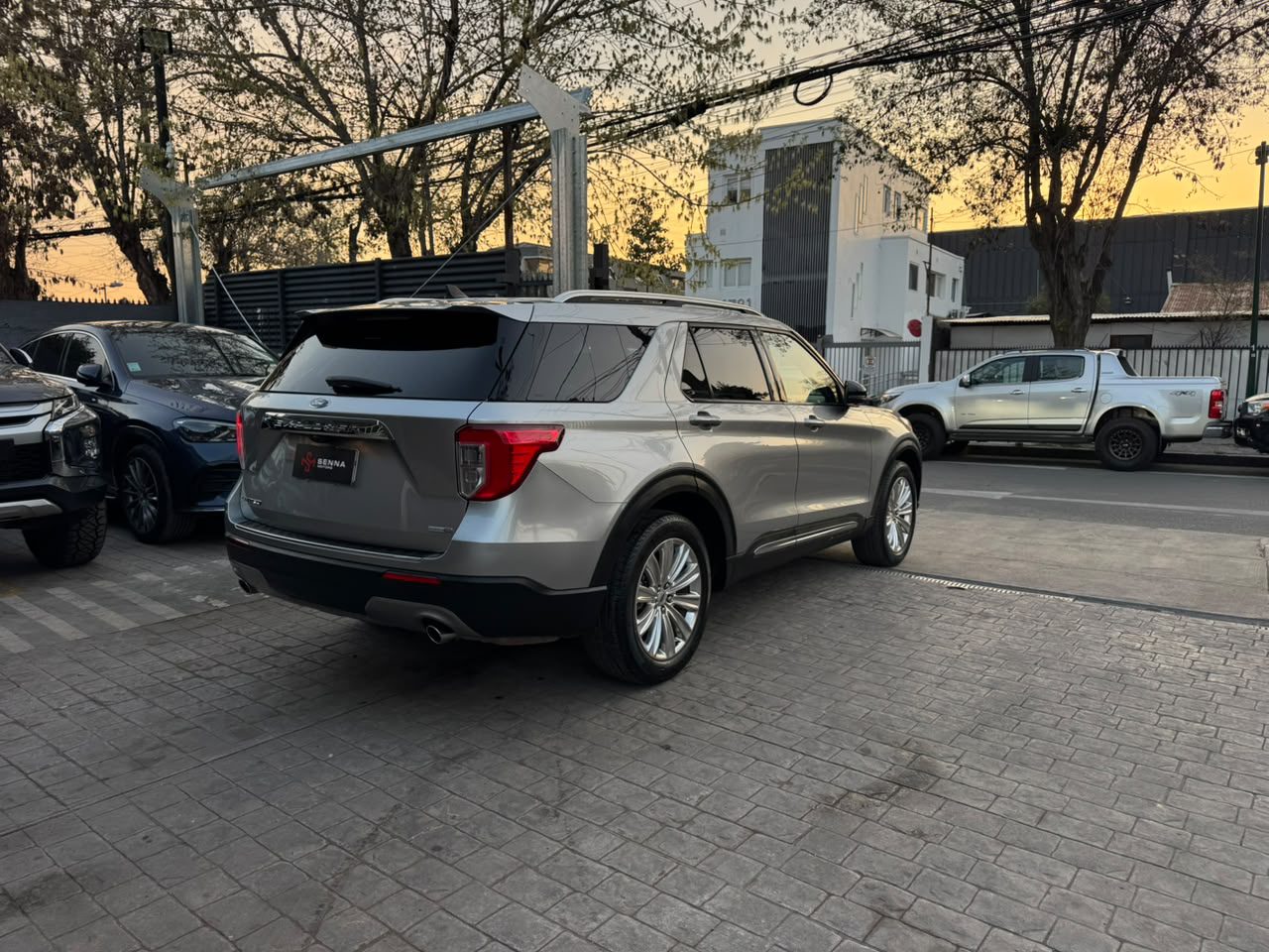 Ford Explorer — foto 5 de 27