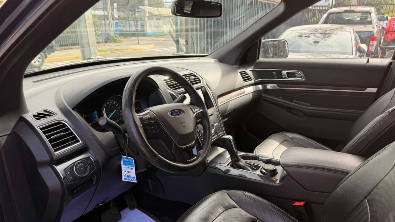 Ford Explorer — foto 8 de 18