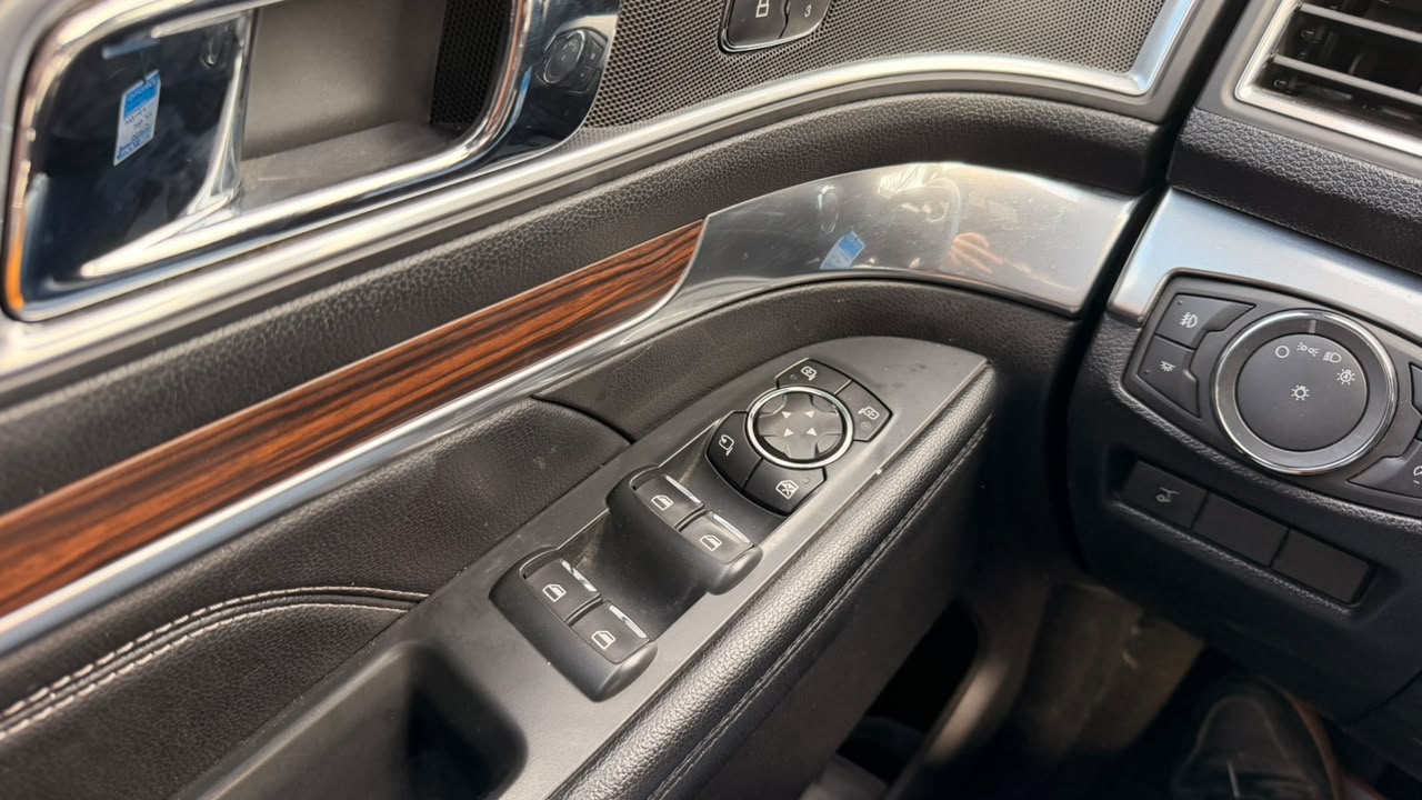 Ford Explorer — foto 17 de 18